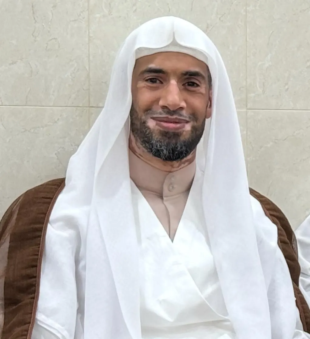 من الملاحة.. جامعة الملك فيصل تمنح «أيوب آل مسلَّم» البكالوريوس في اللغة الإنجليزية