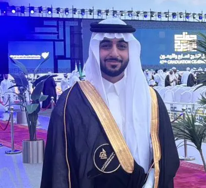 من تاروت.. «جامعة الإمام عبدالرحمن بن فيصل» تمنح هادي المطر درجة البكالوريوس في نظم المعلومات الإدارية