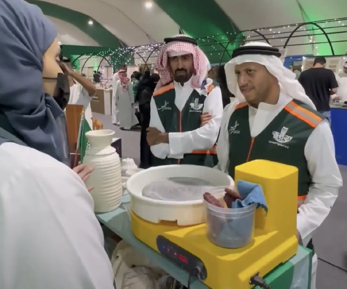 في وسط العوامية.. صورة مختلفة من القطيف.. ذوو الإعاقة شركاء في صناعة فرحة الوطن