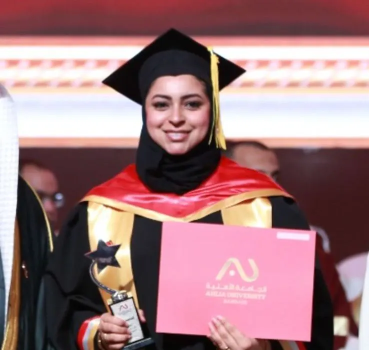 من القطيف.. مع مرتبة الشرف.. الجامعة الأهلية بالبحرين تمنح «أورال الدهان» الماجستير في إدارة الأعمال