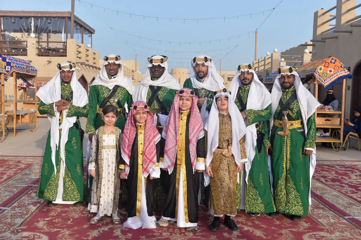 من الشيلة إلى الثوب التراثي.. أزياء التأسيس تُبهج الصغار والكبار في «الرامس»