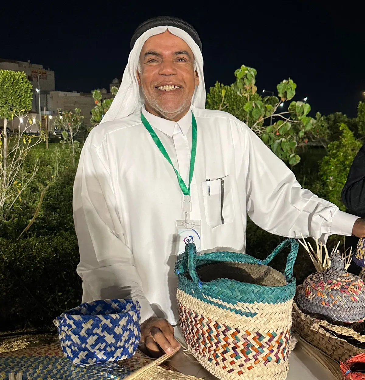 من الجارودية إلى وسط العوامية.. منصور آل مدن ينسج التراث حيًّا أمام الزوار في «عالم النباتات والزهور»