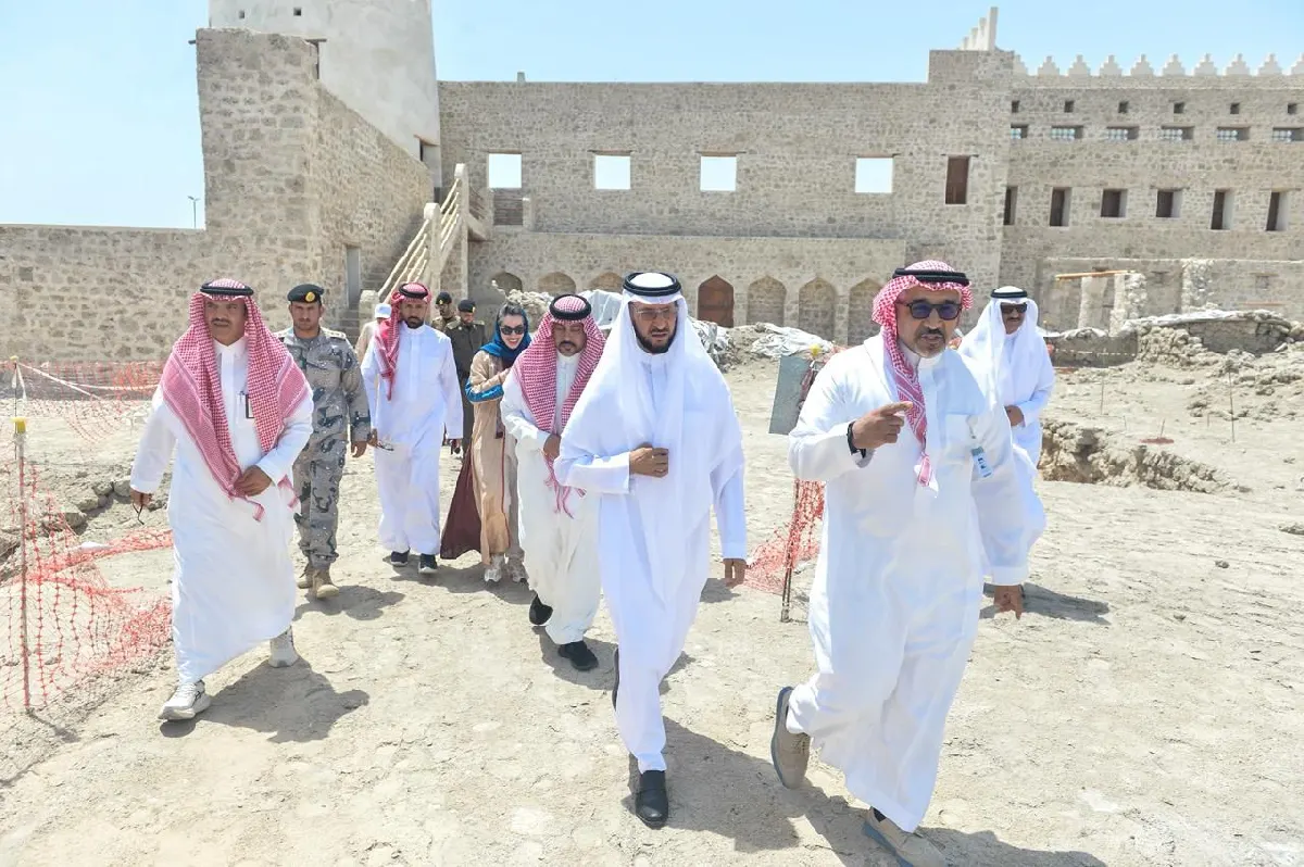 محافظ القطيف يتفقد مراحل تطوير قصر دارين وقلعة تاروت وغابات المانجروف