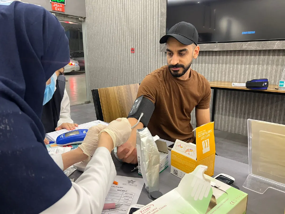 في القطيف.. التطوع الصحي يتعقب بوادر الأمراض المزمنة داخل الصالات الرياضية