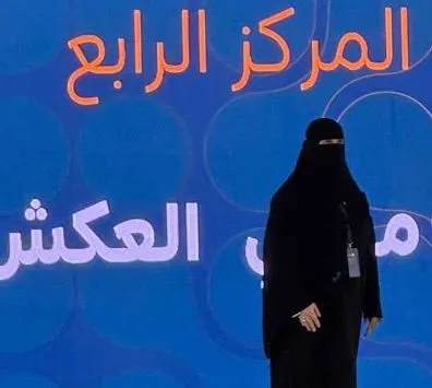 من حلة محيش.. وزير الموارد البشرية يكرّم «لولو العكش» بجائزة التميز المؤسسي