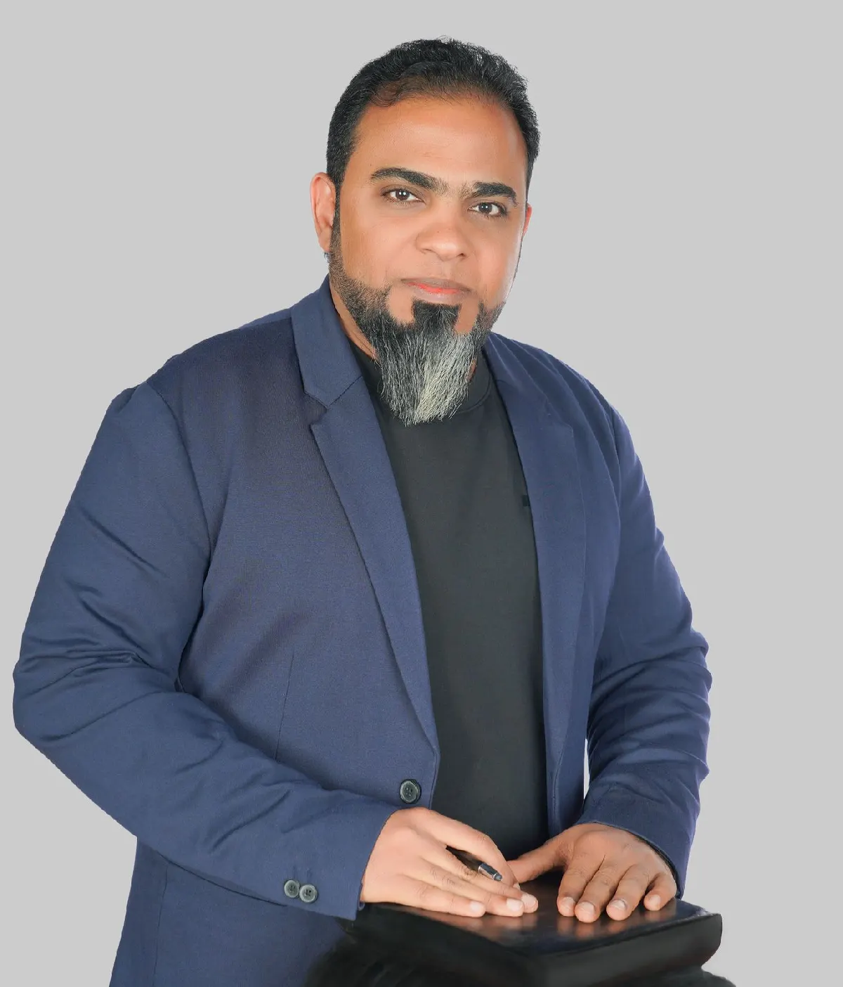بصوتٍ من القديح.. مصطفى آل غزوي يُحاكم الخذلان في «من قتل مشاعرك؟»