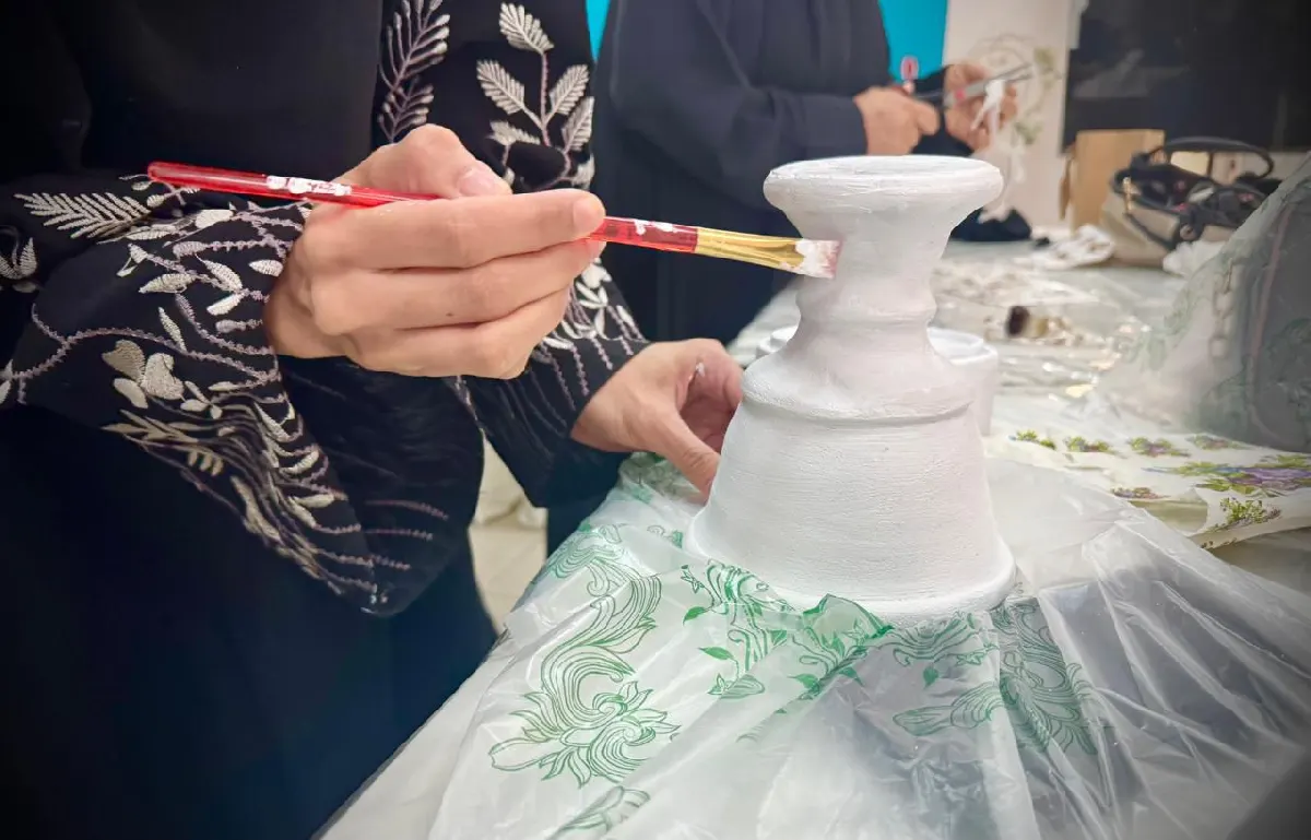 إبداعٌ يتجدد.. مريم آل جعفر تُحوّل الأدوات القديمة إلى لوحات فنية في الضمان الاجتماعي بالقطيف