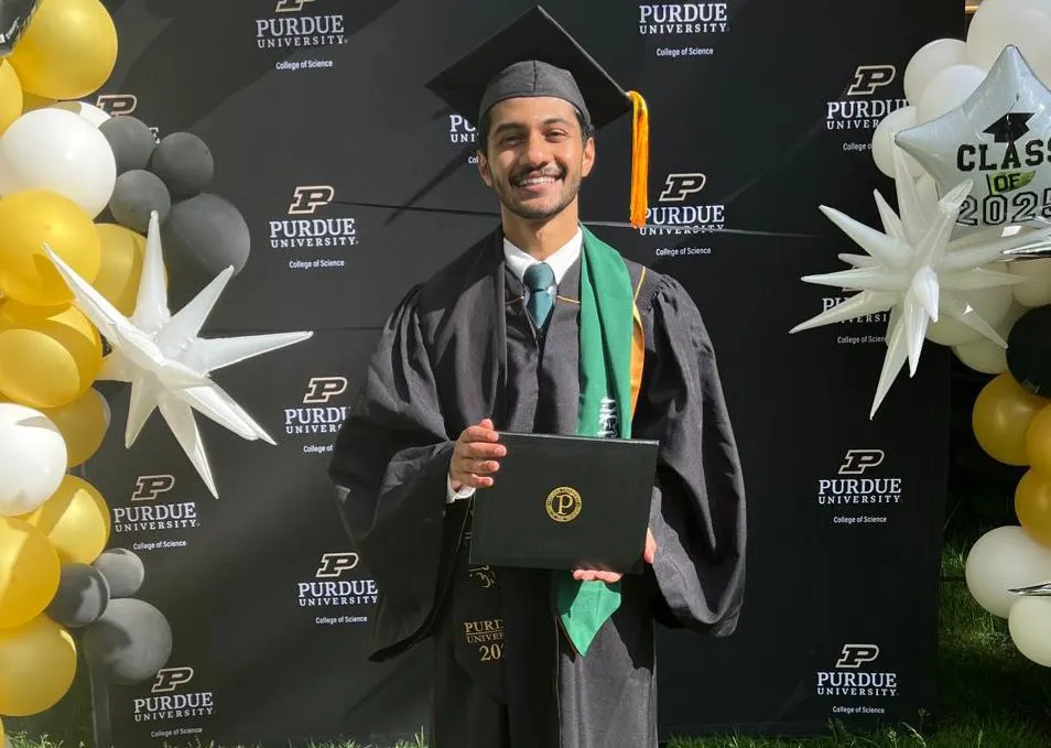 من التوبي.. جامعة بوردو بولاية إنديانا الأمريكية تمنح «مصطفى البحراني» البكالوريوس في الرياضيات وعلوم الحاسب