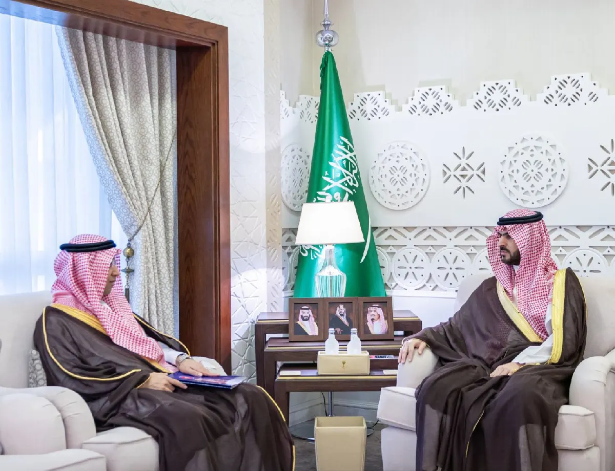 نائب أمير الشرقية يستقبل رئيس الاتحاد العربي لكرة اليد.. فاضل آل نمر