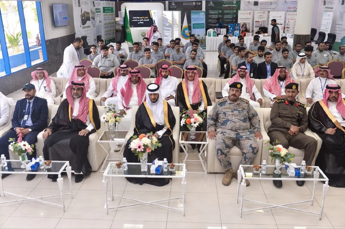 محافظ القطيف يفتتح المعرض التوعوي بأضرار المخدرات والتدخين في الكلية التقنية بالقطيف