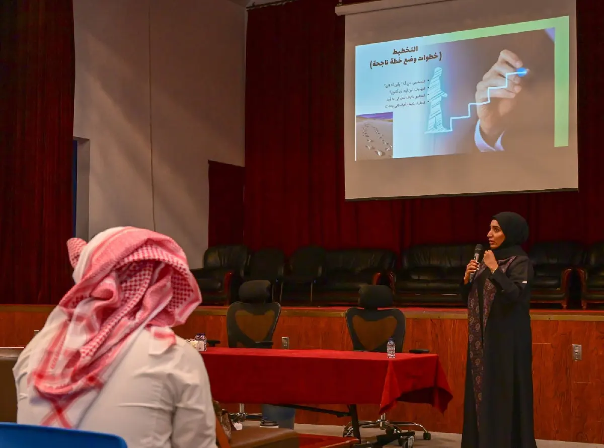 في سيهات.. الموارد البشرية تدرب طلاب التهذيب على الذكاء العاطفي وتطوير الذات
