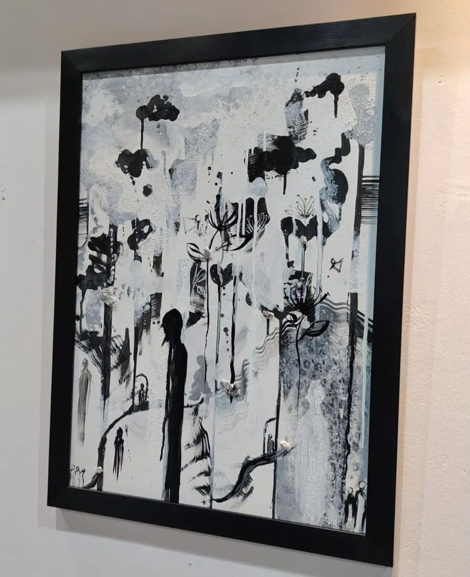 من سيهات لـ الدمام.. سوسن السبع ترسم ما بين الحضور والغياب في فضاء الأبيض والأسود عبر «سديم»