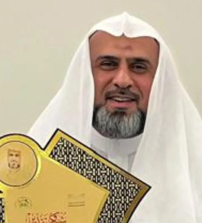 من القطيف.. تقديرًا لإخلاصه الإداري.. منسوبو سيد الشهداء يكرّمون «بدر المشعل»