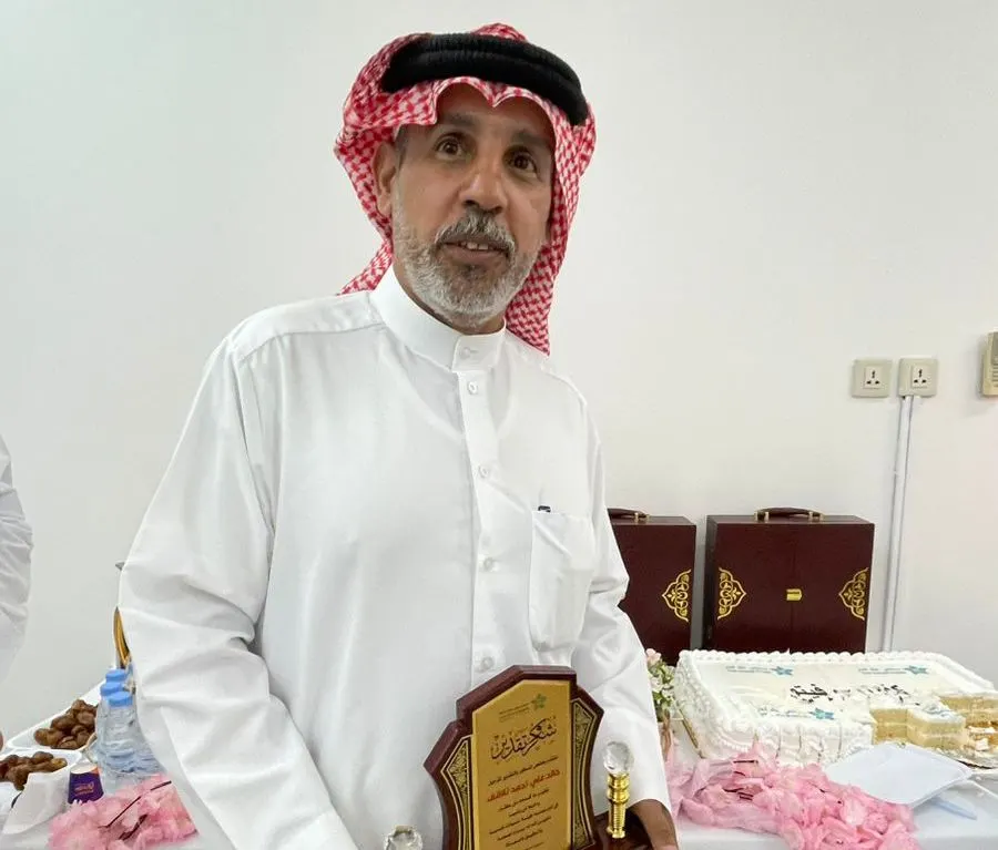 من سنابس.. بعد 31 عامًا من العطاء.. مستشفى عنك العام يكرِّم خالد تلاقف