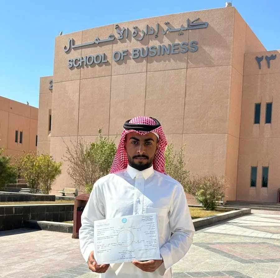 من سنابس.. مع مرتبة الشرف.. جامعة الملك فيصل تمنح «حسين آل حبيب» البكالوريوس في الإدارة المالية