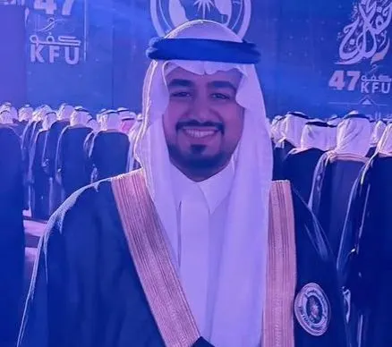 من سنابس.. «جامعة الملك فيصل» تمنح علي الدرورة درجة البكالوريوس في المحاسبة