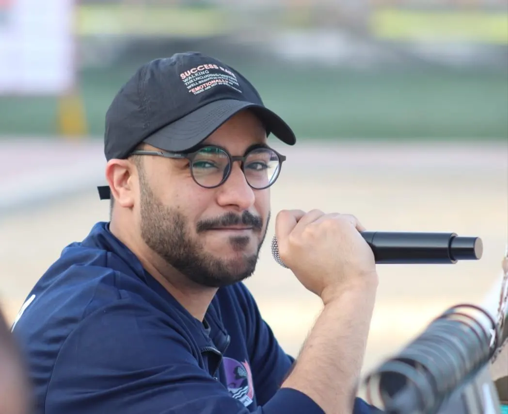 وجوه في أزهر حلة محيش.. من القديح.. علي آل محسن صوت التعليق الرياضي الذي جمع بين الثقافة والفكاهة والمنافسة