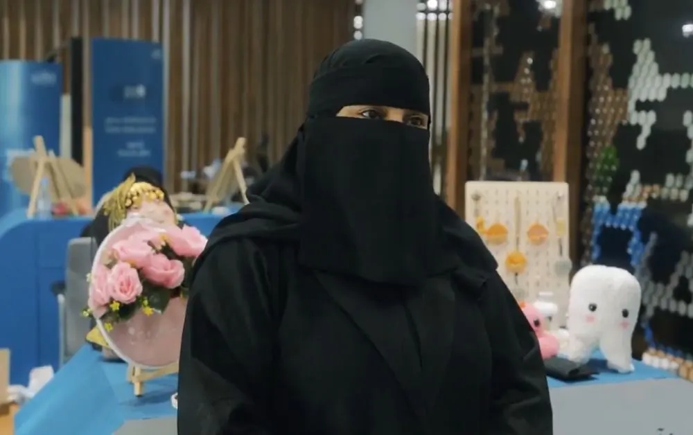 من شويكة القطيف.. زينب محمد خليتيت من خيوط الكروشيه إلى فن الأميجرومي والريزن.. رحلة عشر سنوات من الشغف والإبداع