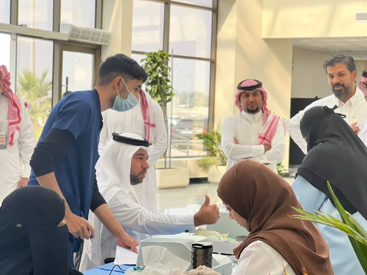 في مستشفى الأمير محمد بالقطيف.. وخزة تتبع السكر التراكمي.. وأخرى تقي من الإنفلونزا