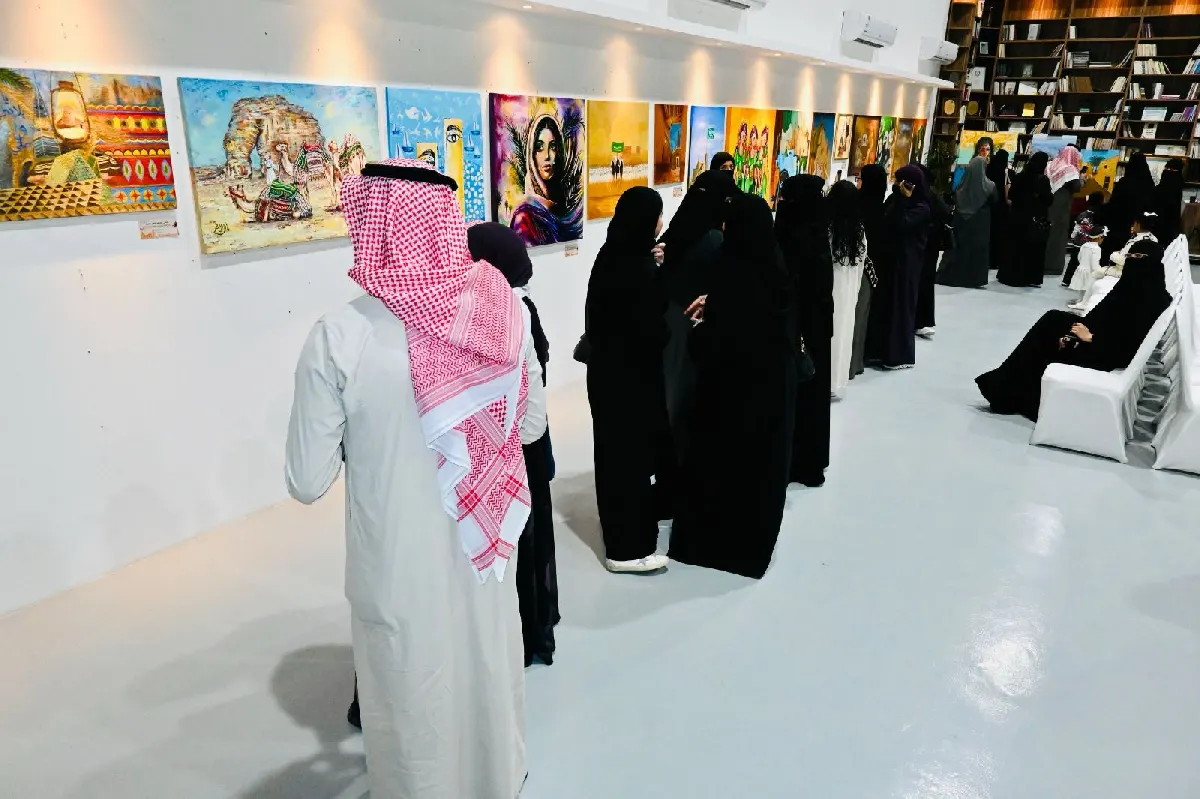 في بدايات الدمام.. فنانو القطيف يزينون جدران «الثقافة والفنون» احتفاء بيوم التأسيس