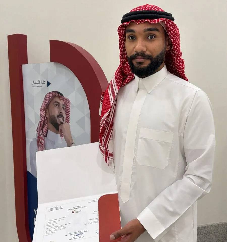 من البحاري.. جامعة الأصالة تمنح «أحمد آل أرقية» البكالوريوس في القانون