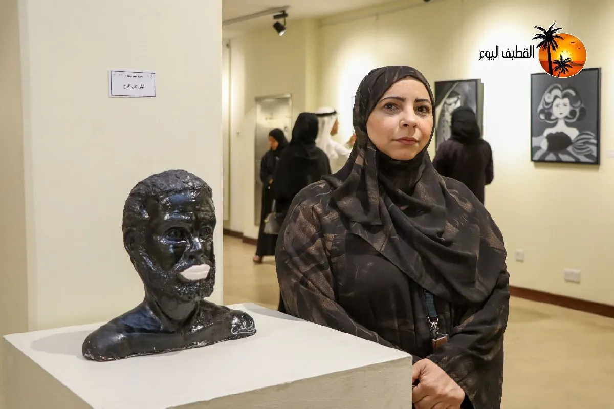 زائر غامض في وسط العوامية.. ليلى الفرج تكسر الصمت بمنحوتة تُربك «أبيض وأسود»
