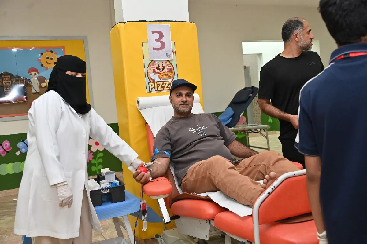 غصّت القاعة.. فتدفّق الدم نبضًا للإنسانية في جزيرة تاروت.. 92 وحدة في أول الأيام