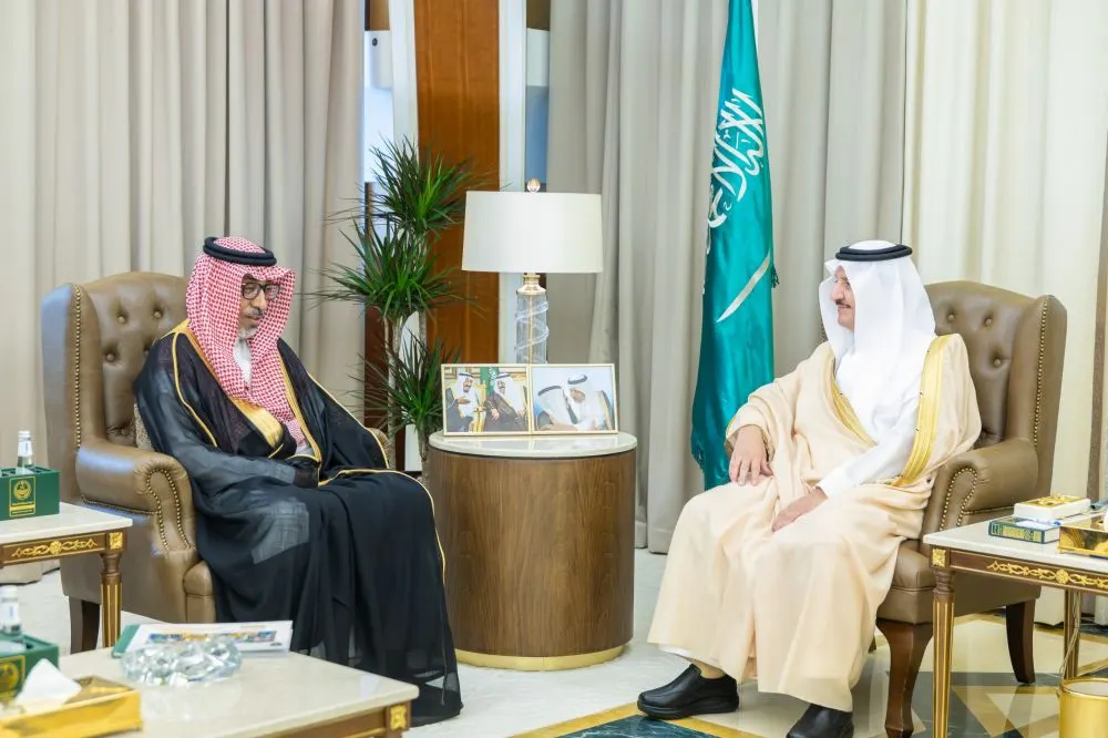 أمير الشرقية ونائبه يستقبلان إدارة خليج سيهات