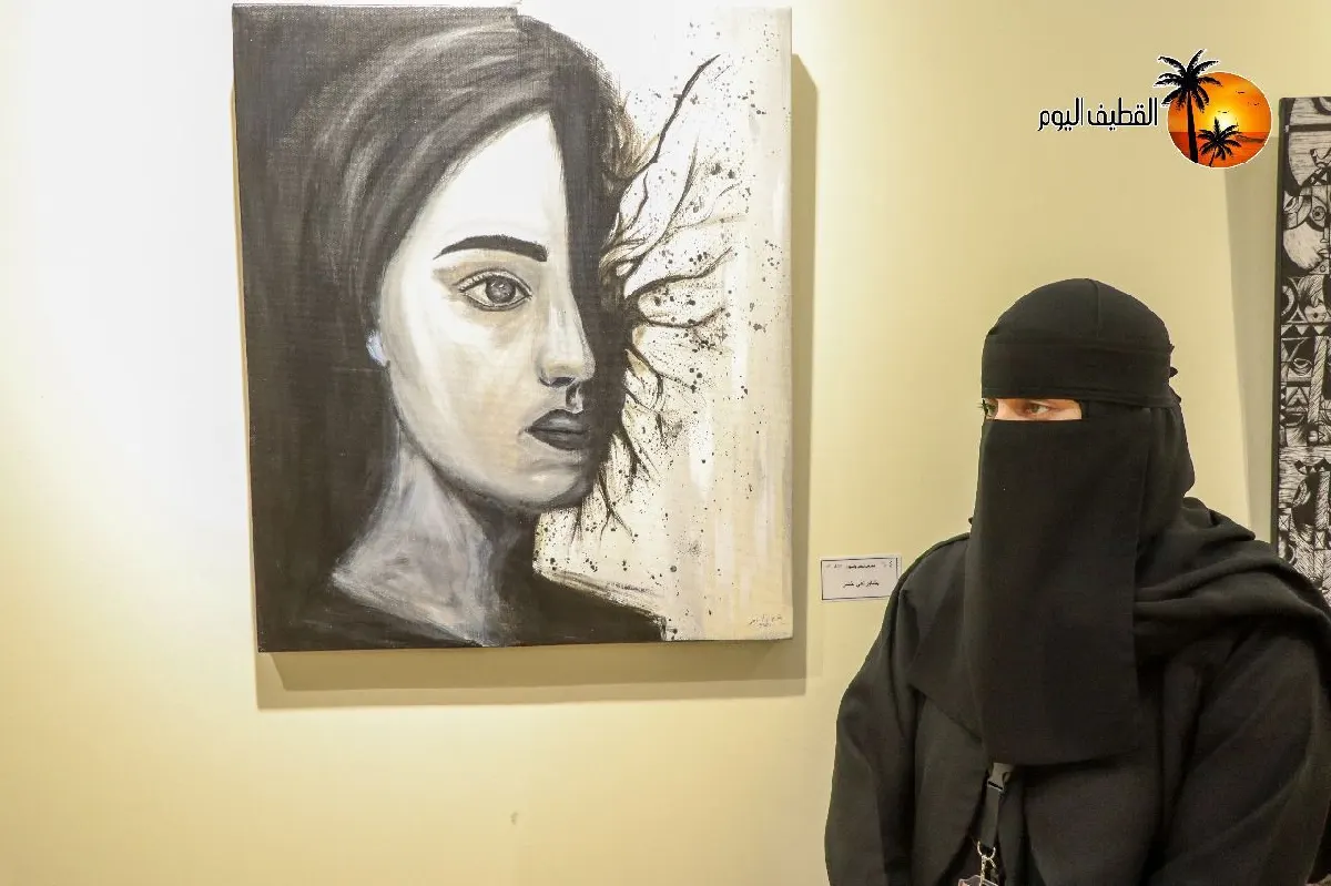 في «أبيض وأسود» بوسط العوامية… بشاير تقي آل خضر تكشف صراع الذات بوجه يحمل نصفه نورًا ونصفه انكسارًا