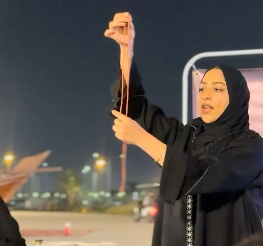 فن المكرميات يزهو في مهرجان الروبيان بوسط العوامية.. ضحى أخضر تجمع الأجيال حول عقدة بحرية أصيلة
