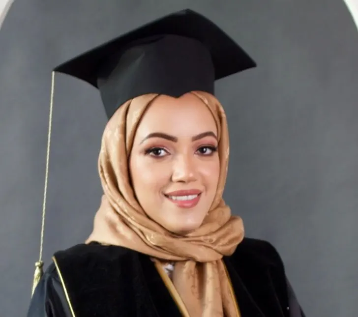من الجارودية.. مع مرتبة الشرف.. الجامعة السعودية الإلكترونية تمنح «زينب المنشاد» ماجستير إدارة الرعاية الصحية