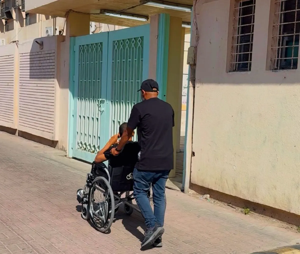 أثر النقل الإنساني يتجلى في «خيرية القطيف».. طالب يعبر من المستشفى إلى قاعة الاختبار