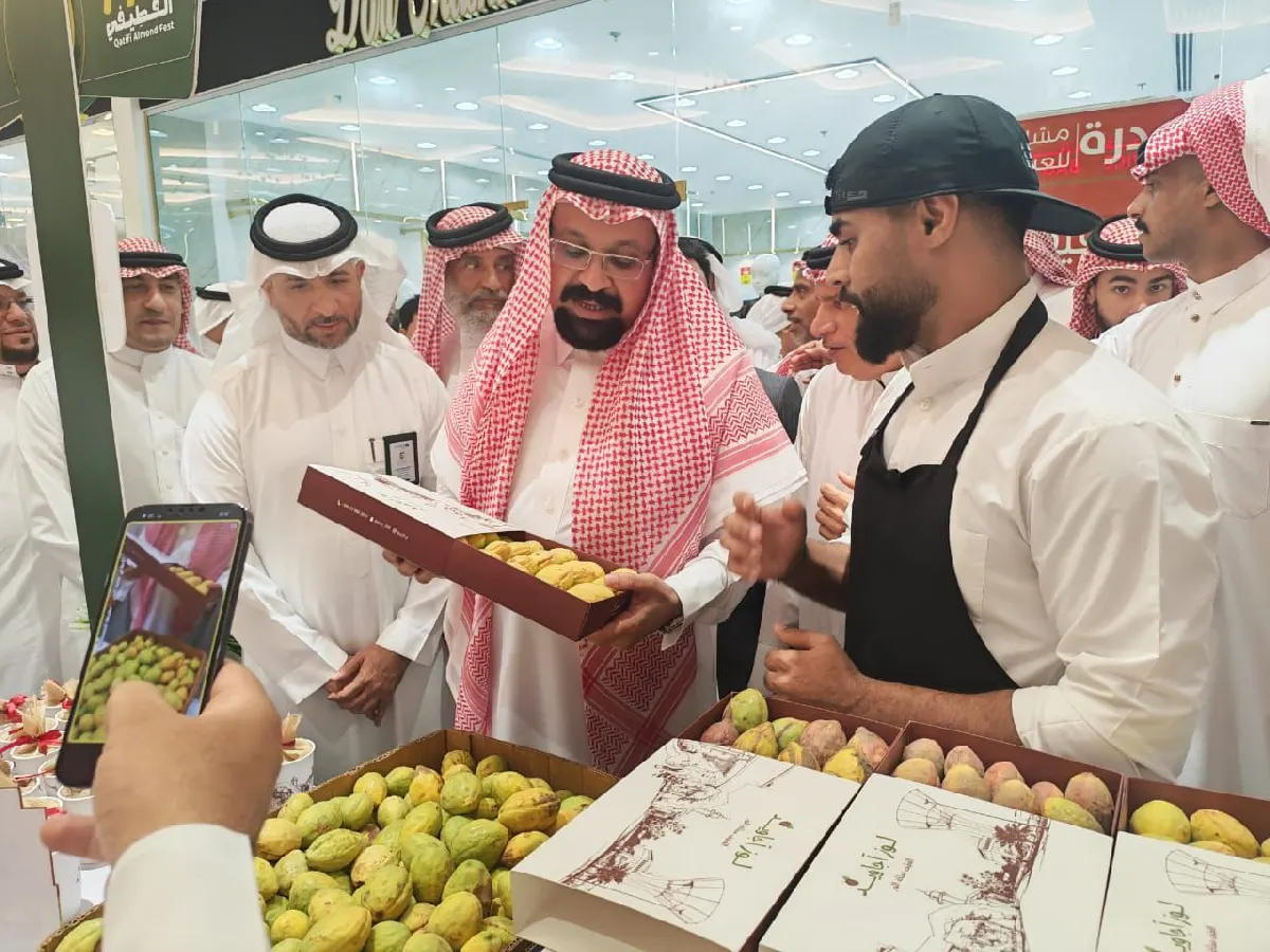 «اللوز القطيفي» من البساتين إلى قلب المول بسيهات.. مشهدٌ يختصر ذاكرة الأرض وابتكار الإنسان