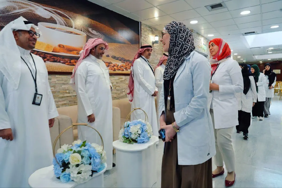 أجواء العيد تملأ المستشفيات.. منشآت القطيف الصحية تُعايد موظفيها ومرضاها بالفرح والورود