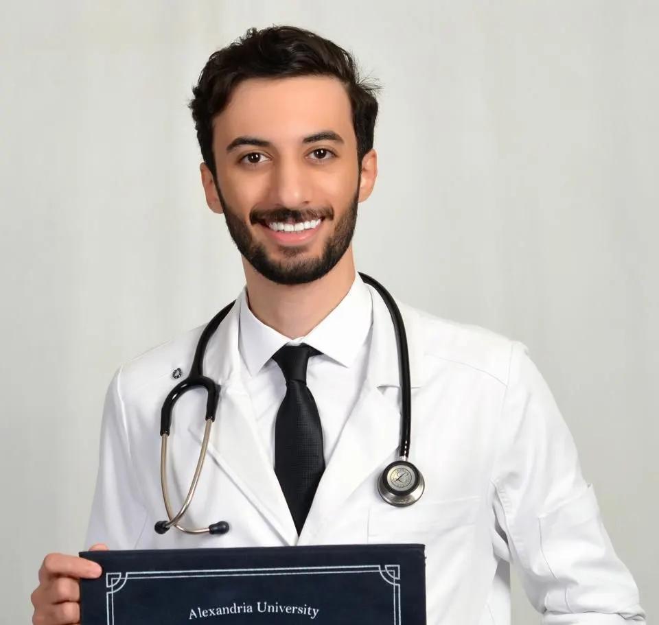 من العوامية.. كلية الطب بجامعة الإسكندرية تمنح «حيدر أبوكبوس» البكالوريوس في الطب والجراحة