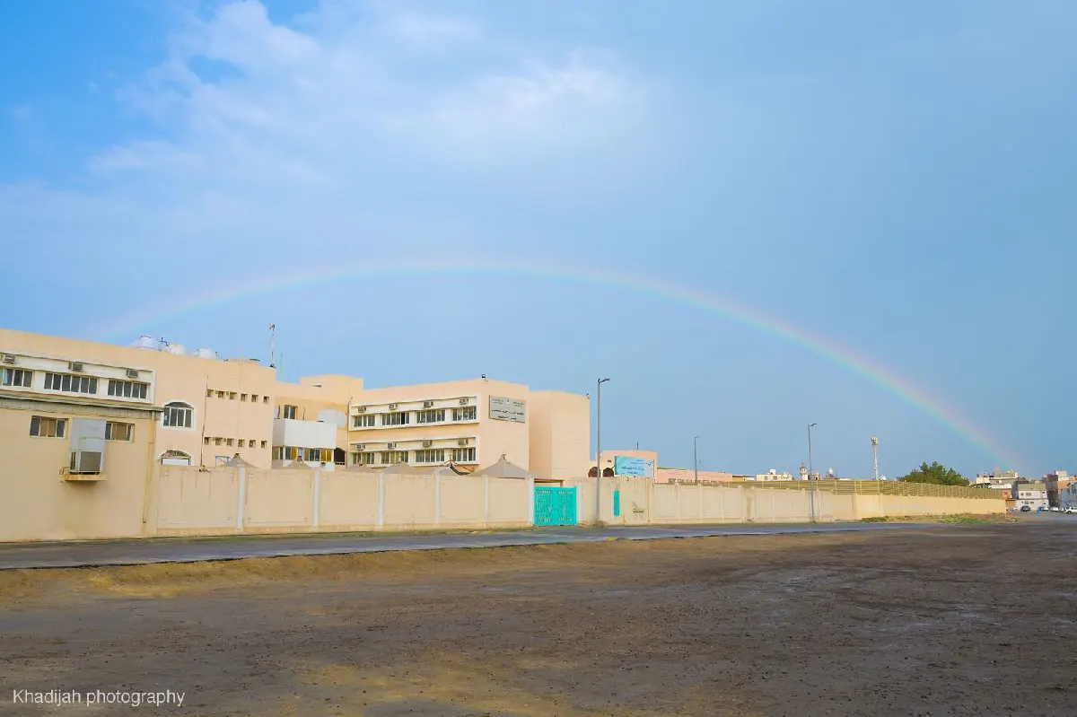 بعد طول انتظار… قوس قزح يبتسم لسماء القطيف عقب زخّات مطر خفيفة