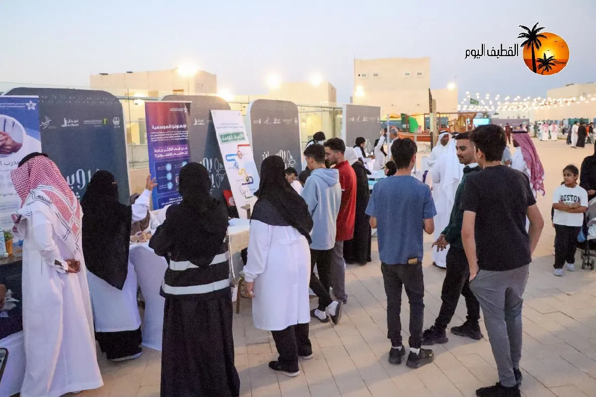 شبكة القطيف الصحية تطمئن على صحة وسلامة زوَّار مهرجان الروبيان بوسط العوامية