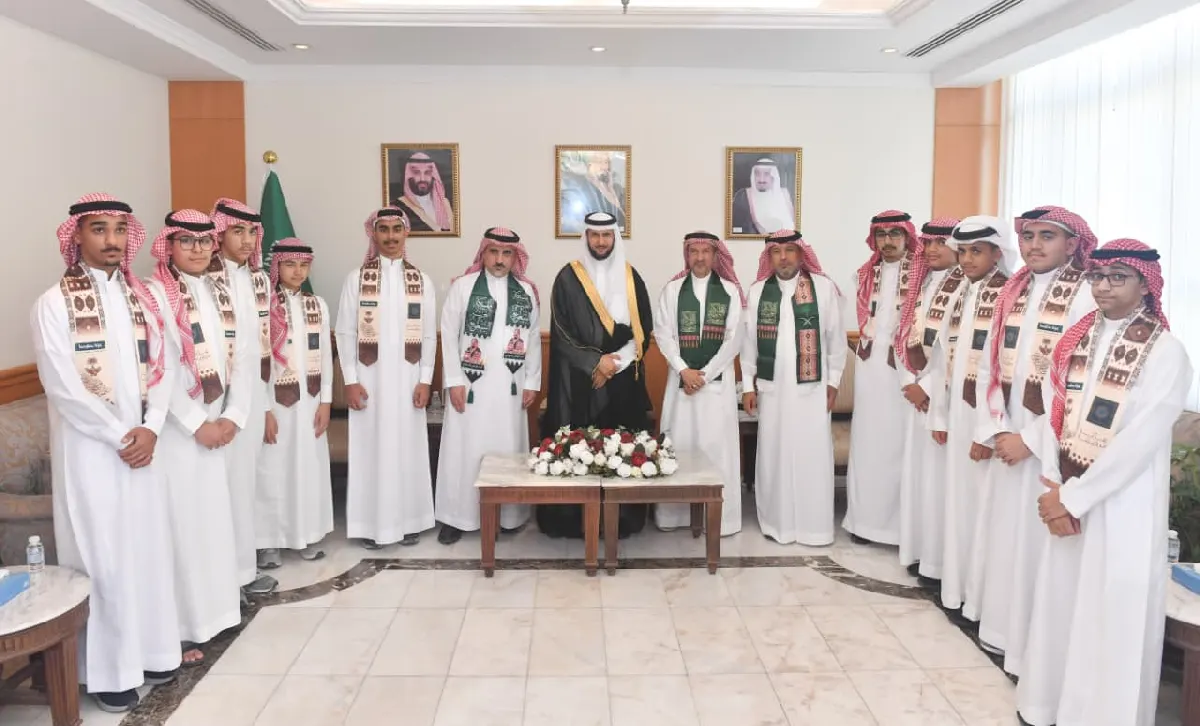 محافظ القطيف يلتقي عددًا من طلاب المدارس بمناسبة اليوم الوطني الـ96
