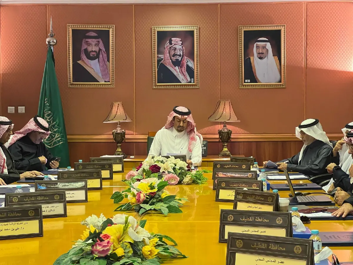 الخريف يرأس اجتماع المجلس المحلي.. ويطلع على أعمال مركز التنمية وإنجازات مكتب الرياضة بالقطيف