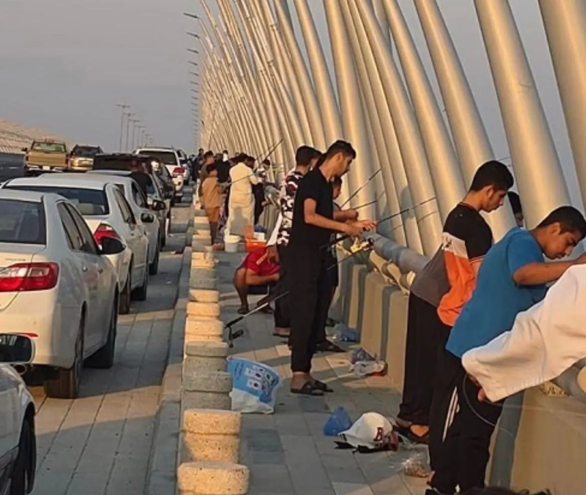 الجسر البحري الجديد بين صفوى ورحيمة… من مشروع مروري عملاق إلى منصة صيد تعج بالحدّاقة منذ لحظاته الأولى
