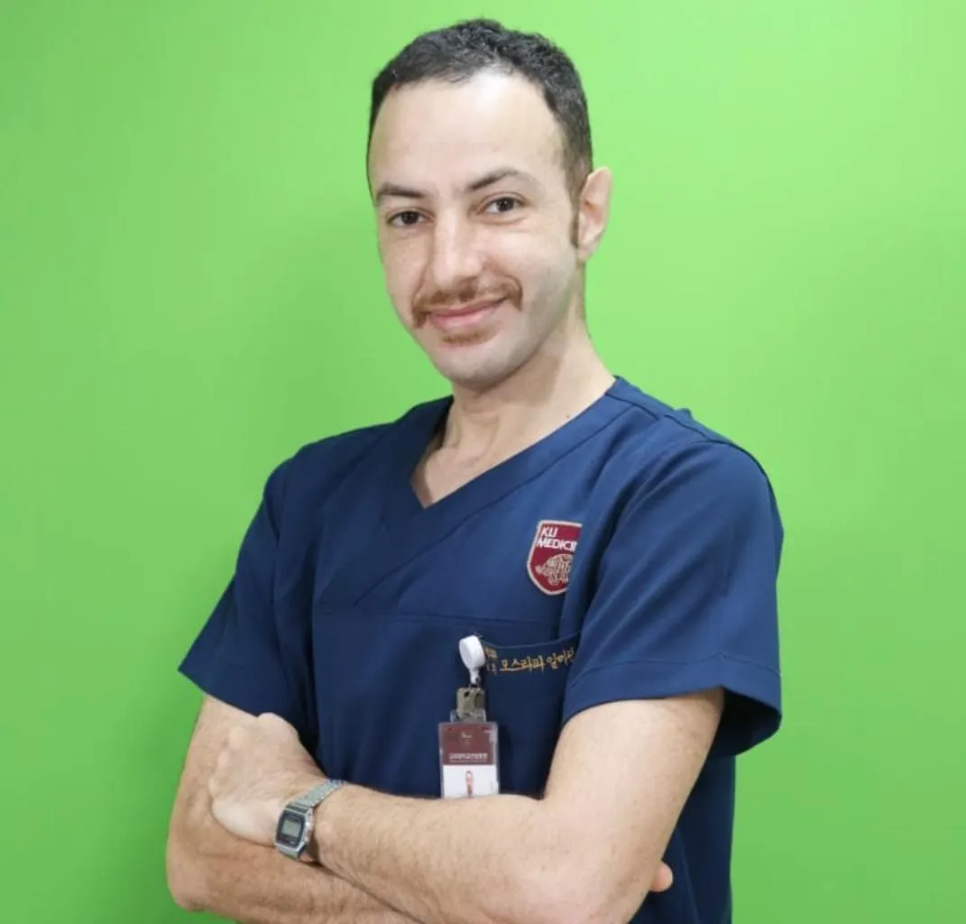 من الجارودية.. جامعة كوريا تمنح «مصطفى عبدالرؤوف المدن» الزمالة الجراحية