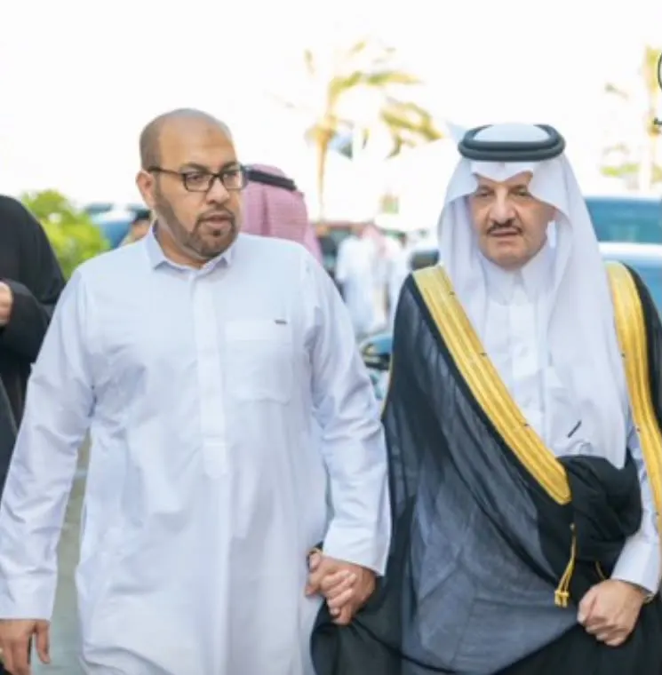 أمير الشرقية يواسي أسر شهداء مروحية أرامكو في القطيف.. ويشيد بإخلاصهم في أداء الواجب
