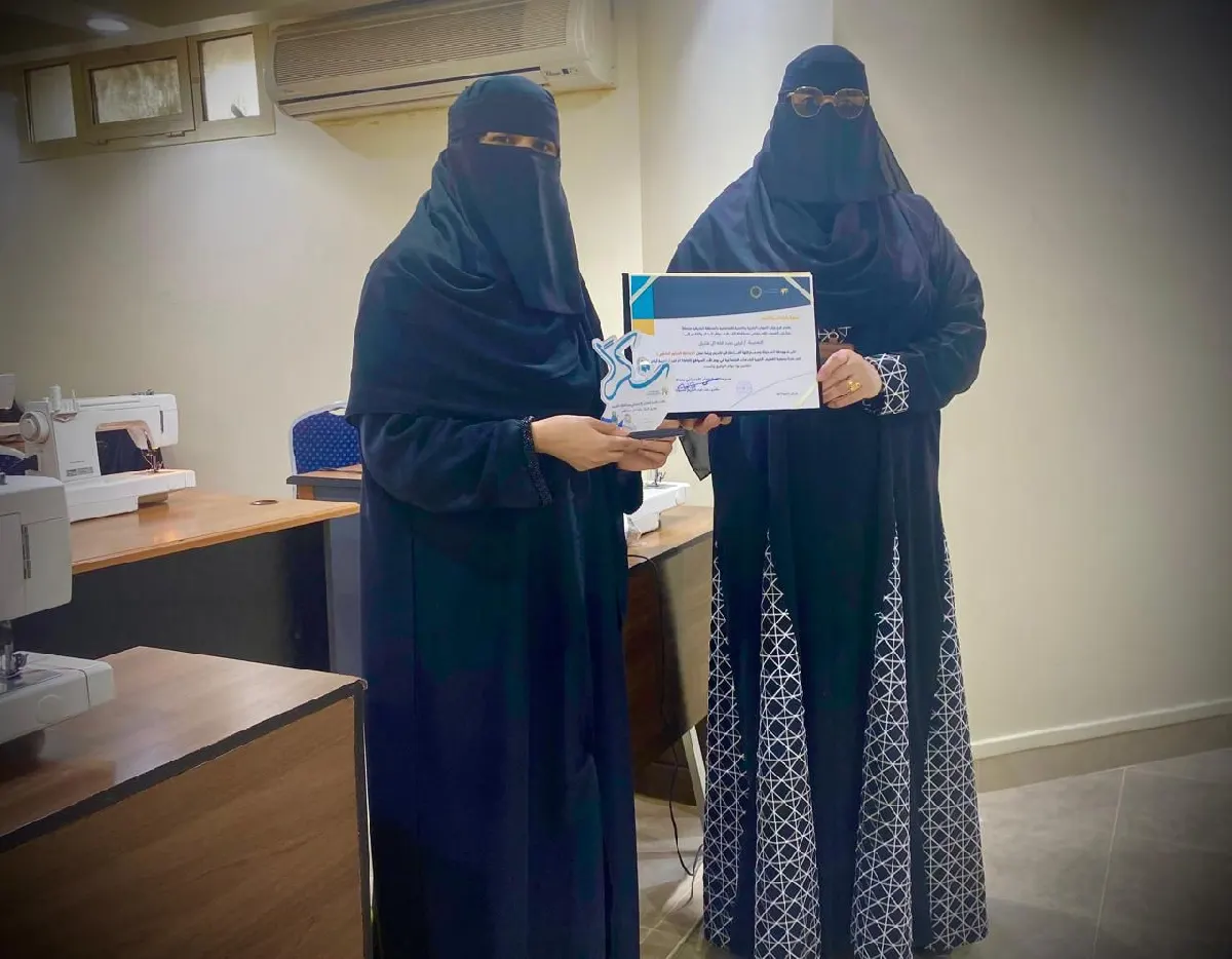المخور الشعبي يعود للواجهة بورشة تدريبية.. تمكين الحِرف التراثية في القطيف بمشاركة 15 مستفيدة
