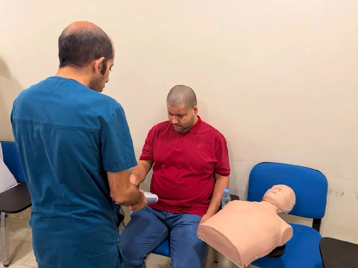 بأيديهم يتعلمون إنقاذ الحياة.. مكفوفو القطيف يخوضون تجربة «أنا مسعف» في الإسعافات الأولية