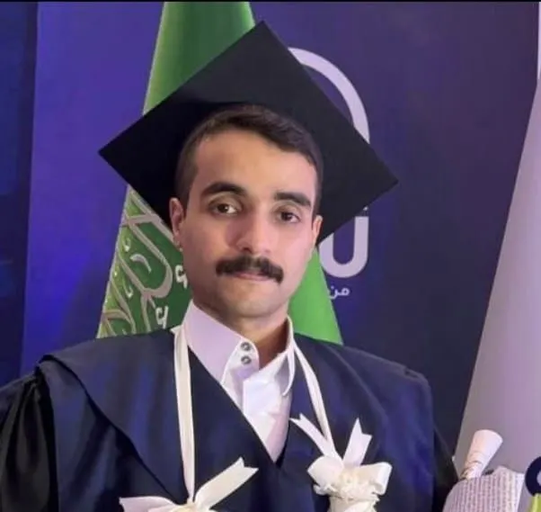 من صفوى.. «الجامعة العربية المفتوحة» تمنح علي المعلم درجة البكالوريوس في المحاسبة المالية