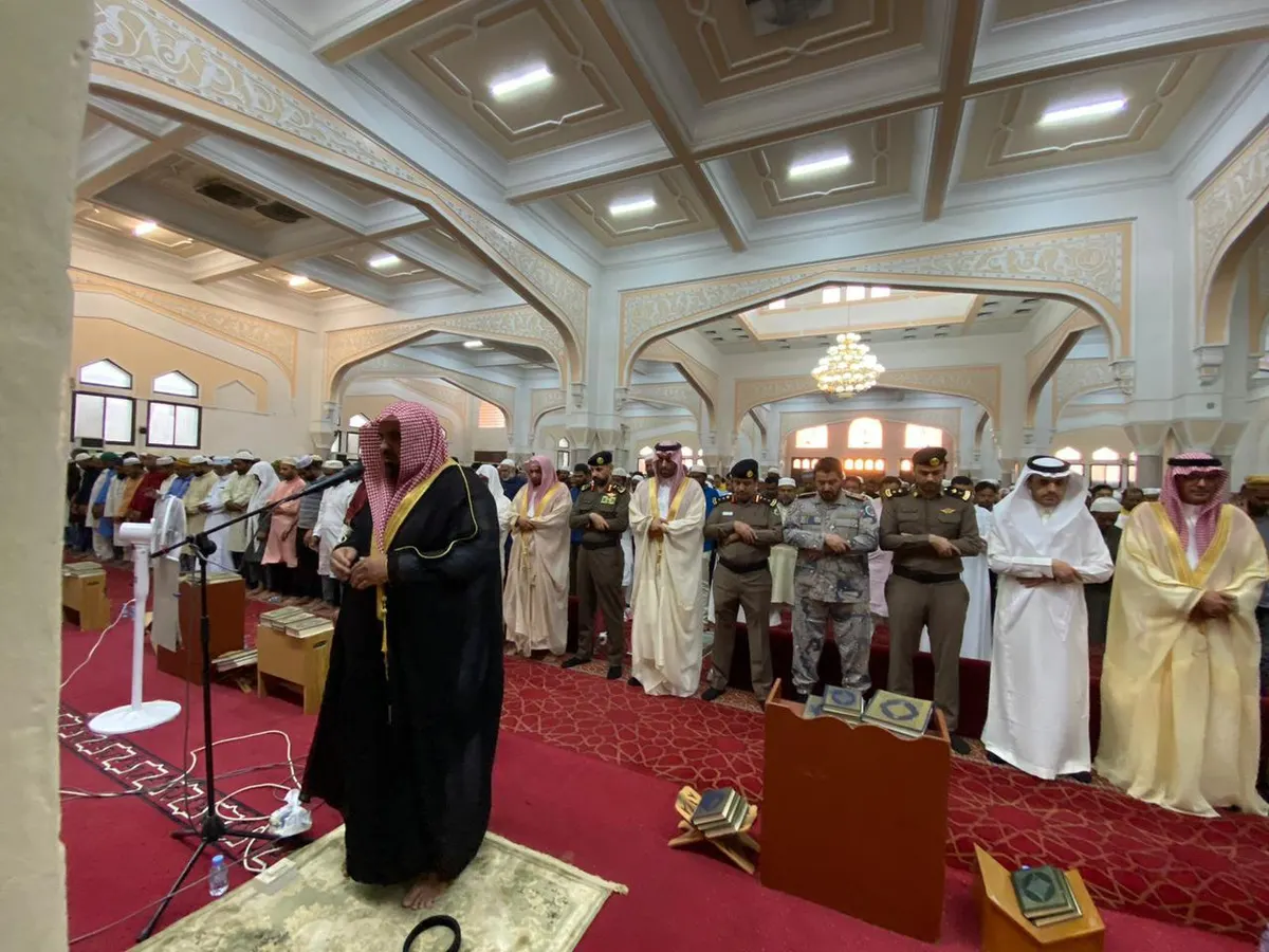 محافظ القطيف يؤدي صلاة العيد