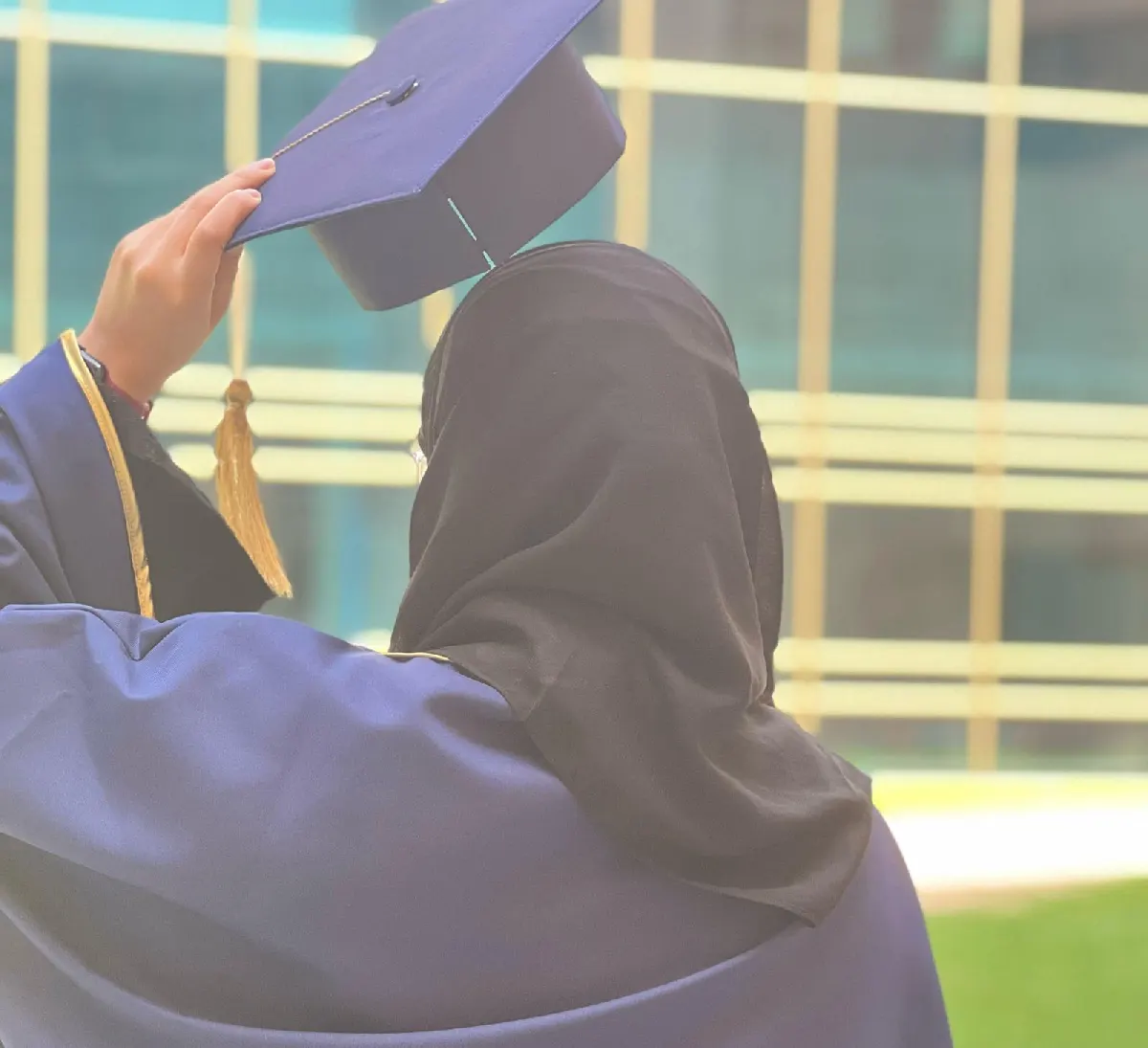 من العوامية.. جامعة الملك فيصل تمنح «فاطمة الخليف» البكالوريوس في الطب البيطري