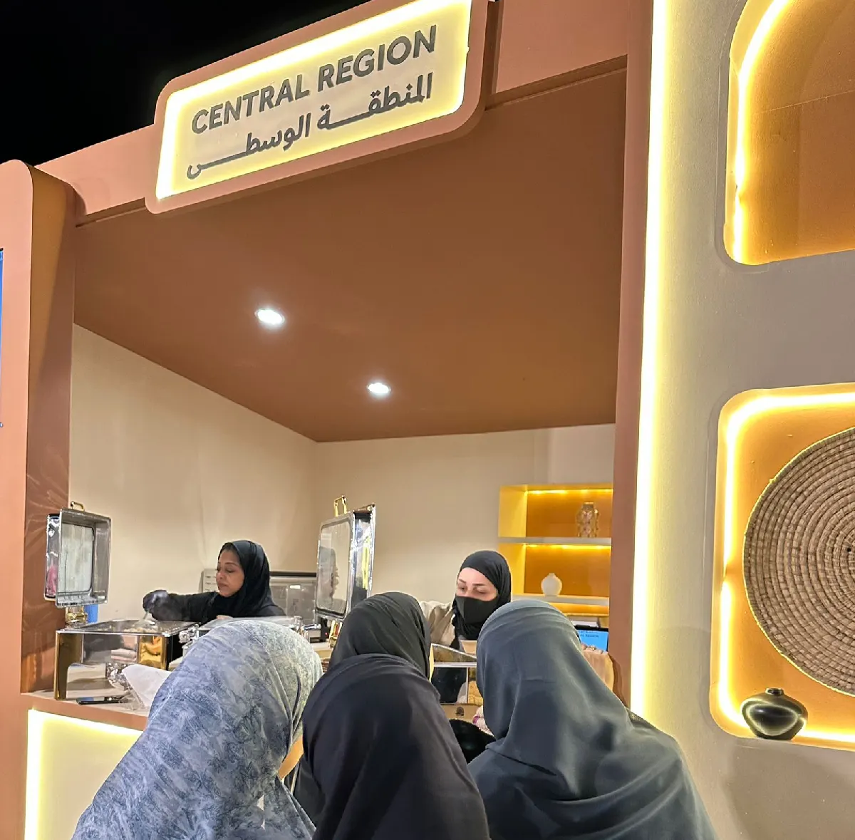 مهرجان المأكولات الشعبية يواصل جذب عشّاق المذاق السعودي في وسط العوامية