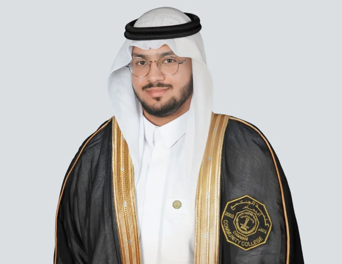 من القطيف.. مع مرتبة الشرف.. «كلية المجتمع بالدمام» تمنح محمد أبو عزيز الدبلوم العالي في إدارة سلاسل الإمداد