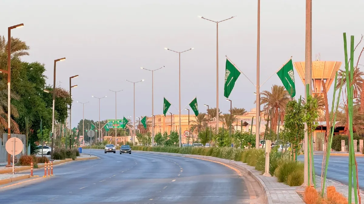 بالأخضر من طرقها إلى معالمها.. هكذا بدت القطيف في أيام الوطن ولياليه